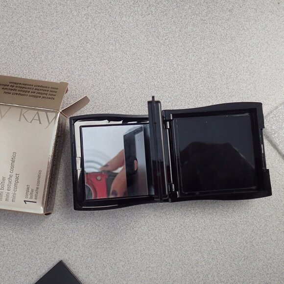 Mary Kay Special Edition Compact Mini - Picture 4 of 5